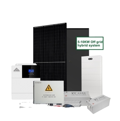 Duvara monte edilmiş 8kw'lık bir güneş paneli ile elektrik şebekesi dışı güneş sistemi